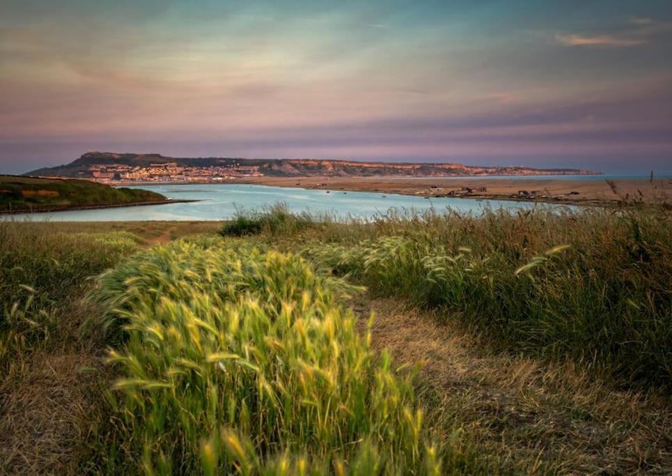 Luxurious Beach House Chesil Beach. Sleeps 6 Castletown  Экстерьер фото